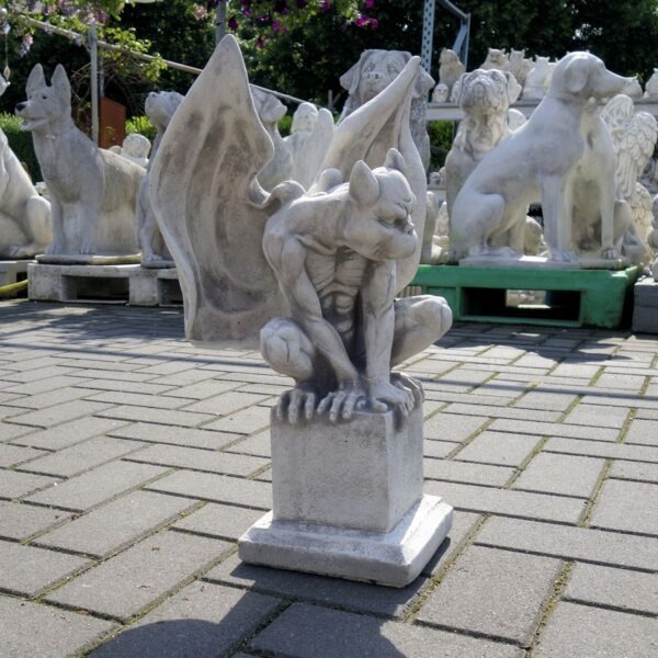 Gargoyle op zuil tuinbeeld beton