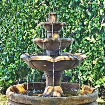 3 schalen fontein in grote bak fontein beton tuin