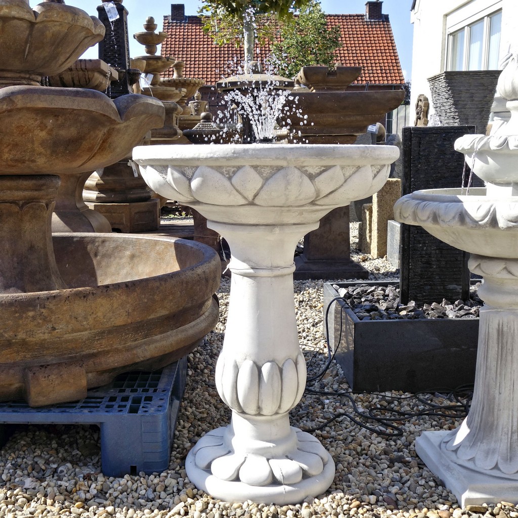 Artistiek Draad bagageruimte Fontein vogelbad. Prachtige betonnen fontein voor in uw tuin.